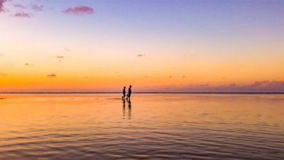 两个人站在海里